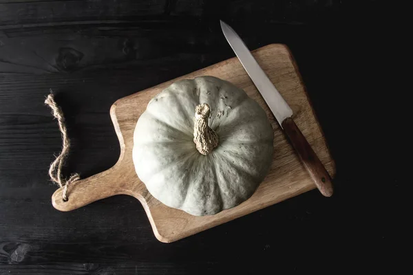 Repas d'automne. Des citrouilles mûres. Jours fériés. Fond sombre . — Photo