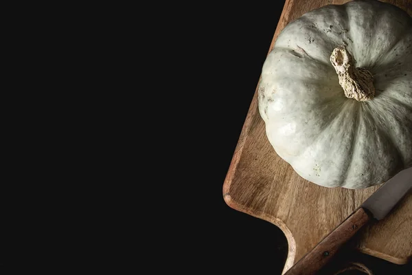 Repas d'automne. Des citrouilles mûres. Jours fériés. Fond sombre . — Photo