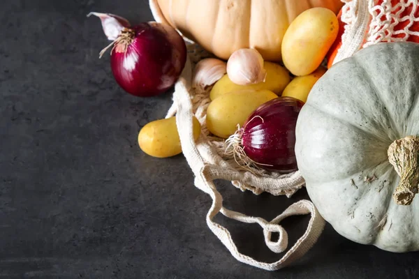 Repas d'automne. Des citrouilles mûres. Jours fériés. Fond sombre . — Photo