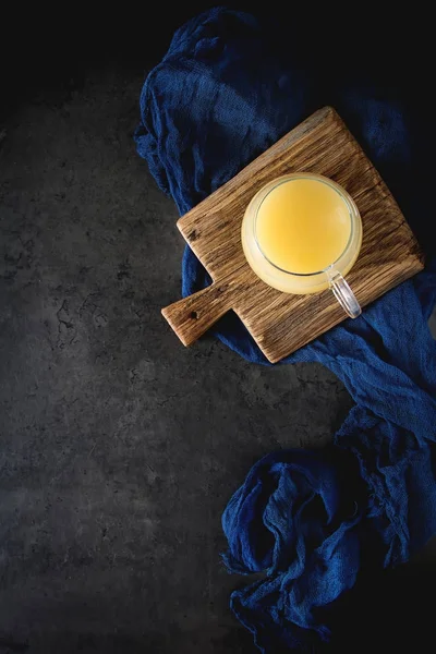 Grogue de pêra ou cidra em folhas de outono com canela. Backgrou escuro — Fotografia de Stock