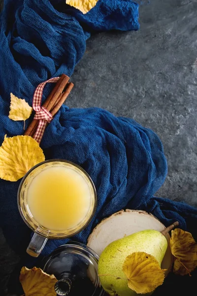 Hruškový grog nebo cider v podzimní listí se skořicí. Tmavě poz — Stock fotografie