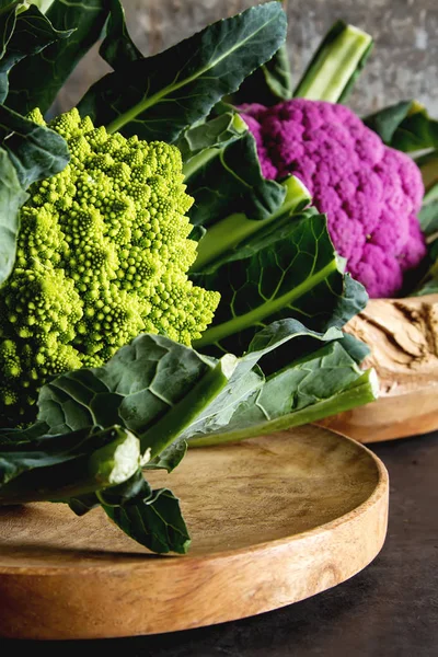 Karnabahar yeşil ve mor. Koyu arka plan. Vejetaryen yiyecekler.