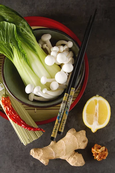 Mantar, geleneksel Çin eriştesi choy paketi. Karanlık arka