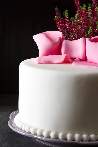 マジパンで子供の誕生日のケーキ. — ストック写真
