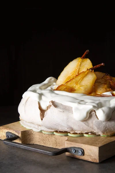 Ein traditionelles Pavlov-Dessert mit Birnen und weißer Sahne. französisch — Stockfoto