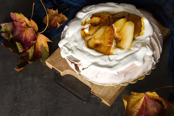 Традиционный Павловский десерт с грушами и белым кремом. Французский — стоковое фото