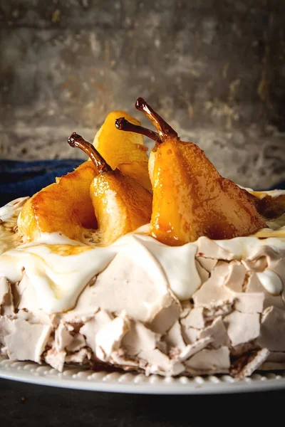 Ein traditionelles Pavlov-Dessert mit Birnen und weißer Sahne. französisch lizenzfreie Stockfotos