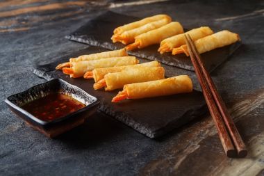 Kızarmış karides, tatlı biber sosu ve pirzola ile servis ile rulo