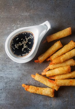 Kızarmış karides, tatlı biber sosu ve pirzola ile servis ile rulo