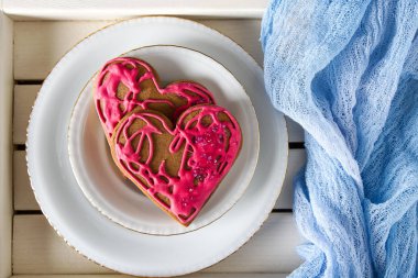 Güzel gingerbread çerezleri St için bir kalp şeklinde.