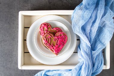 Güzel gingerbread çerezleri St için bir kalp şeklinde.