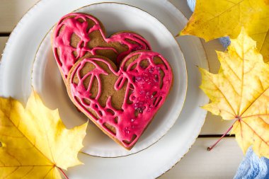 Güzel gingerbread çerezleri St için bir kalp şeklinde.