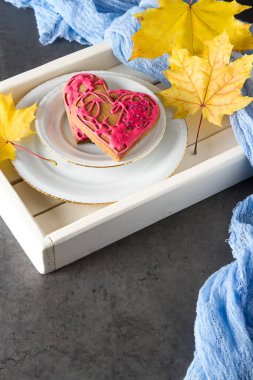 Güzel gingerbread çerezleri St için bir kalp şeklinde.