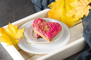 Güzel gingerbread çerezleri St için bir kalp şeklinde.