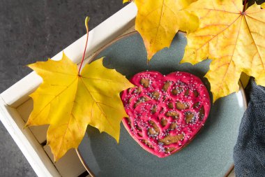 Güzel gingerbread çerezleri St için bir kalp şeklinde.