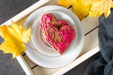 Güzel gingerbread çerezleri St için bir kalp şeklinde.