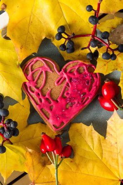 Güzel gingerbread çerezleri St için bir kalp şeklinde.