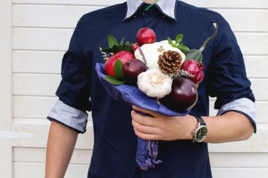 Sebze ve meyve içinde orijinal alışılmadık yenilebilir buket 