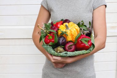 Sebze ve meyve içinde orijinal alışılmadık yenilebilir buket 