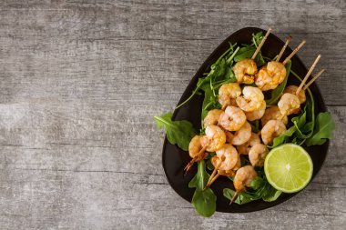 Bir ahşap şiş, ızgara, Barbekü karides ile Mini Barbekü. Simpl