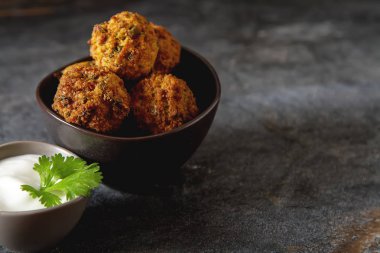Orta Doğu geleneksel yemekleri. Falafel ekşi krema ile. Mey