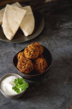 Orta Doğu geleneksel yemekleri. Falafel ekşi krema ile. Mey