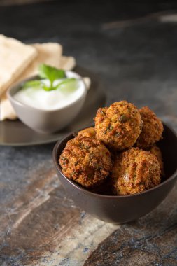 Orta Doğu geleneksel yemekleri. Falafel ekşi krema ile. Mey