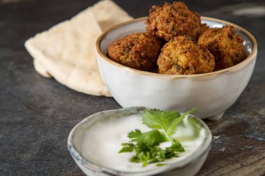 Orta Doğu geleneksel yemekleri. Falafel ekşi krema ile. Mey