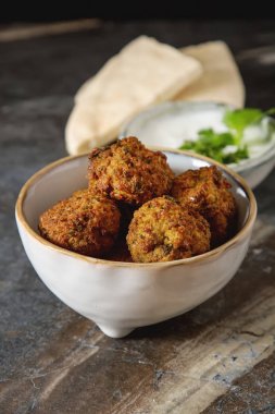 Orta Doğu geleneksel yemekleri. Falafel ekşi krema ile. Mey