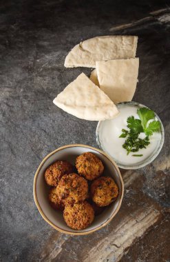 Orta Doğu geleneksel yemekleri. Falafel ekşi krema ile. Mey