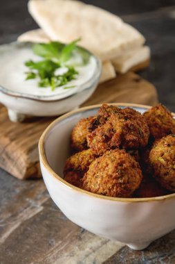 Orta Doğu geleneksel yemekleri. Falafel ekşi krema ile. Mey