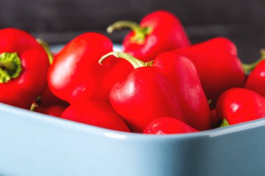 Küçük biber İtalyan besindir. Lezzetli vejetaryen yemek. Karanlık b