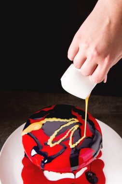 Mousse kek hazırlama süreci. Koyu arka plan.