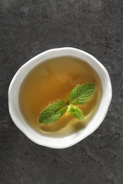 Taze nane çayına bırakır. İtalyan otlar. Koyu arka plan.