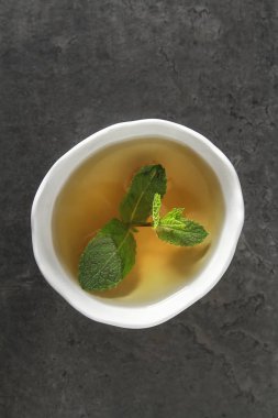 Taze nane çayına bırakır. İtalyan otlar. Koyu arka plan.