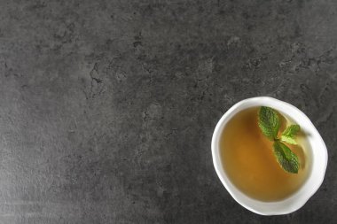 Taze nane çayına bırakır. İtalyan otlar. Koyu arka plan.
