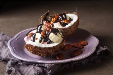 Meyve salatası ile Hindistan cevizi, muz, yogurka sıcak karanlık ile drizzled