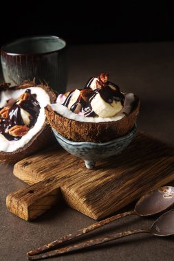 Meyve salatası ile Hindistan cevizi, muz, yogurka sıcak karanlık ile drizzled