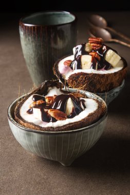 Meyve salatası ile Hindistan cevizi, muz, yogurka sıcak karanlık ile drizzled