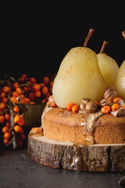 Sonbahar yemek. Armut, deniz topalak ve fındık ile pasta. Karanlık backgr