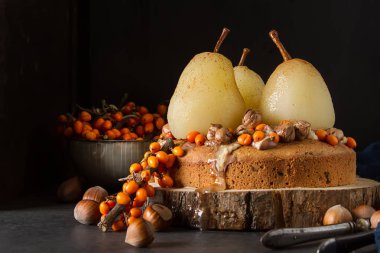 Sonbahar yemek. Armut, deniz topalak ve fındık ile pasta. Karanlık backgr