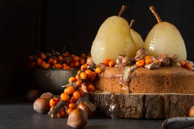 Sonbahar yemek. Armut, deniz topalak ve fındık ile pasta. Karanlık backgr