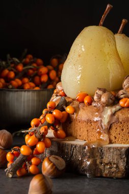 Sonbahar yemek. Armut, deniz topalak ve fındık ile pasta. Karanlık backgr