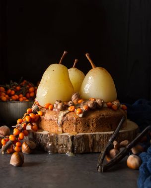 Sonbahar yemek. Armut, deniz topalak ve fındık ile pasta. Karanlık backgr