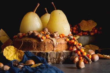 Sonbahar yemek. Armut, deniz topalak ve fındık ile pasta. Karanlık backgr