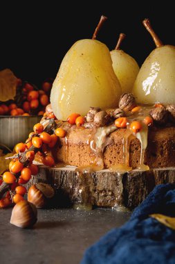 Sonbahar yemek. Armut, deniz topalak ve fındık ile pasta. Karanlık backgr