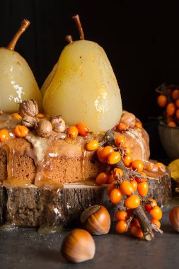 Sonbahar yemek. Armut, deniz topalak ve fındık ile pasta. Karanlık backgr