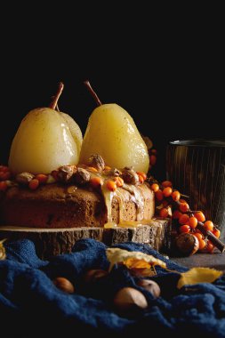 Sonbahar yemek. Armut, deniz topalak ve fındık ile pasta. Karanlık backgr