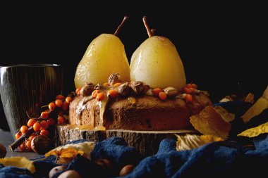 Sonbahar yemek. Armut, deniz topalak ve fındık ile pasta. Karanlık backgr