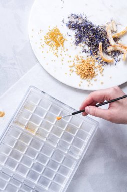 Kız sıcak sütlü çikolata hazırlanıyor. Beyaz arka plan.